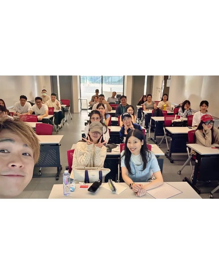 Marcus 在數碼營銷工作坊與參加者合照